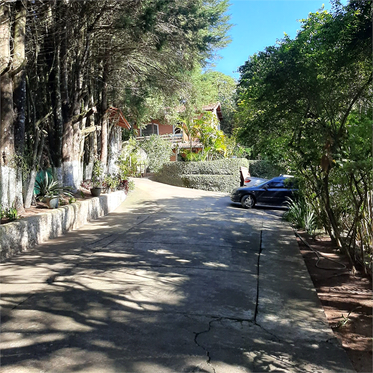Chácara em Mairiporã a 20km de São Paulo, com 4 mil m2, sendo  4 suítes, piscina, quadra, 8 vags