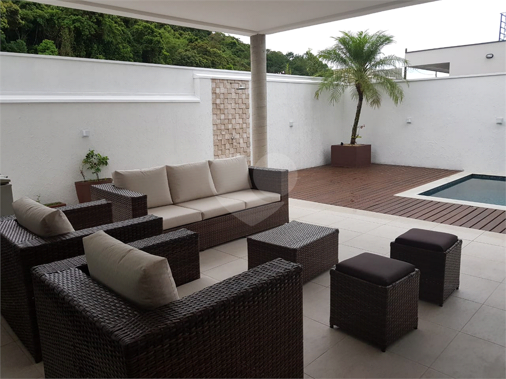 Casa a venda em Caraguatatuba com 5 quartos e piscina