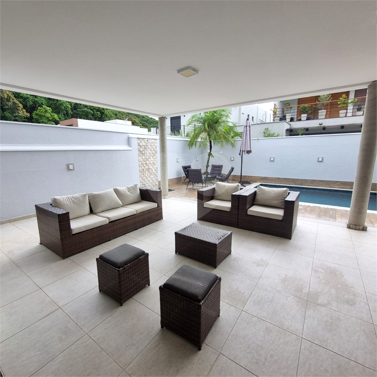 Casa a venda em Caraguatatuba com 5 quartos e piscina