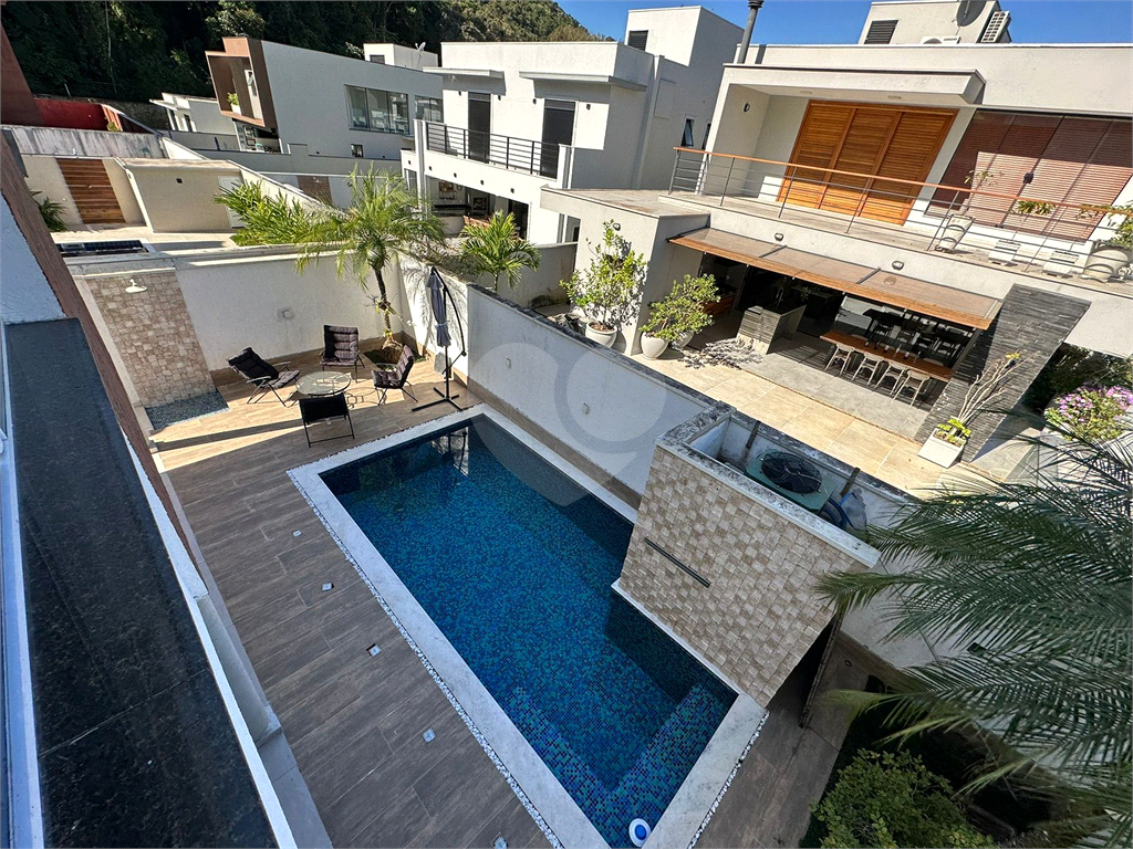Casa a venda em Caraguatatuba com 5 quartos e piscina