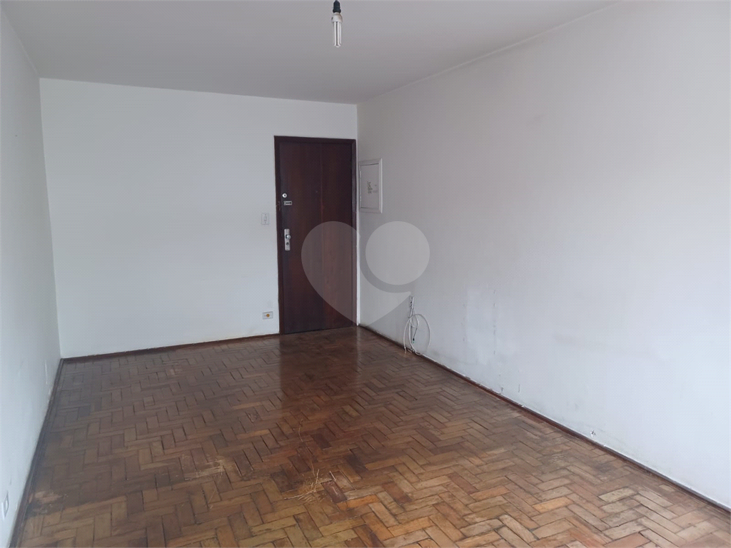 Apartamento, bem localizado na Zona Norte, no bairro de Santana, próximo ao metrô, 7 minutos a pé.
