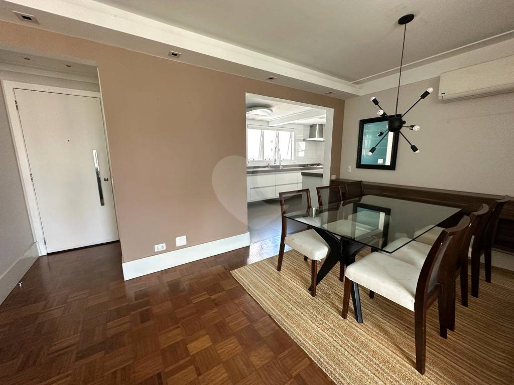 Apartamento de 2 Suítes  em Moema