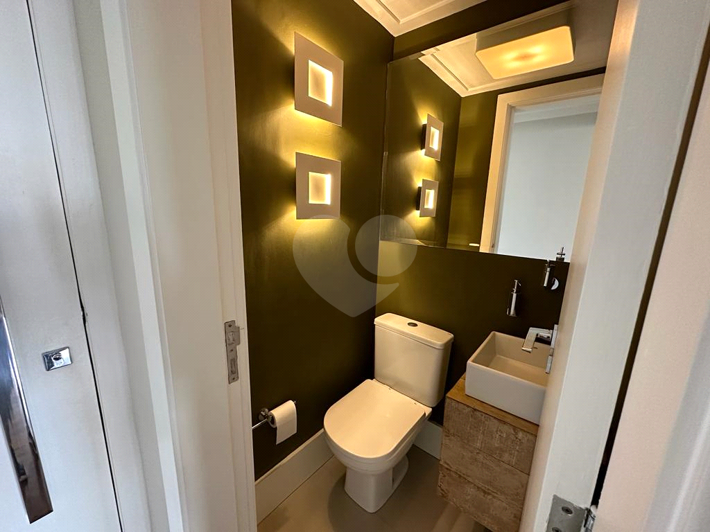 Apartamento de 2 Suítes  em Moema