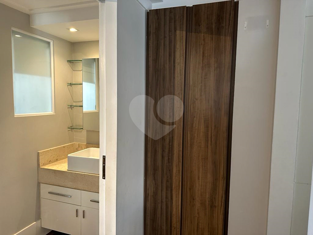 Apartamento de 2 Suítes  em Moema