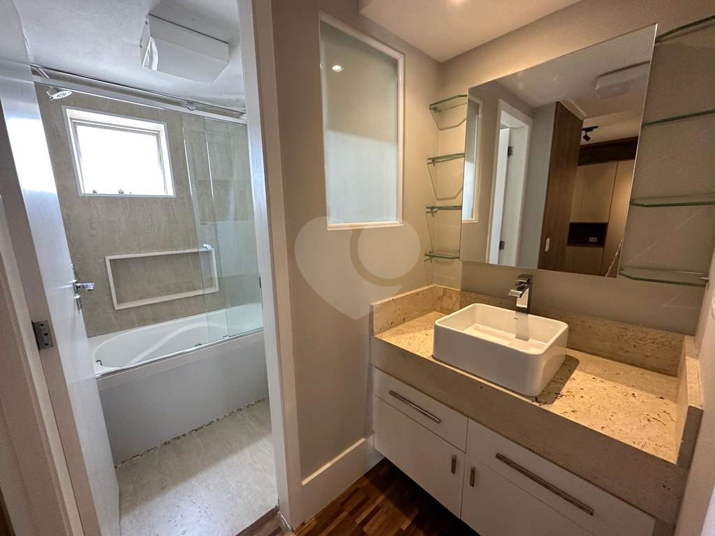 Apartamento de 2 Suítes  em Moema
