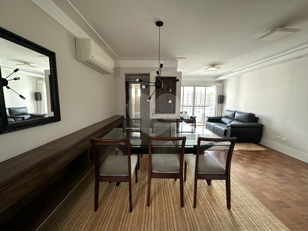 Apartamento de 2 Suítes  em Moema