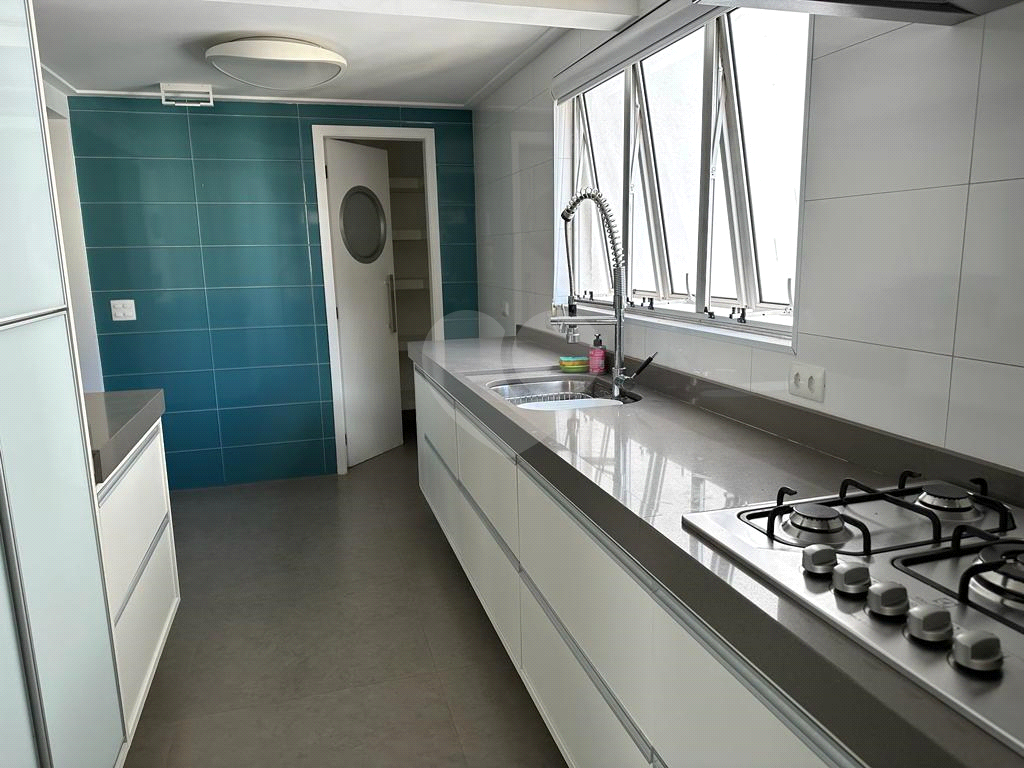 Apartamento de 2 Suítes  em Moema