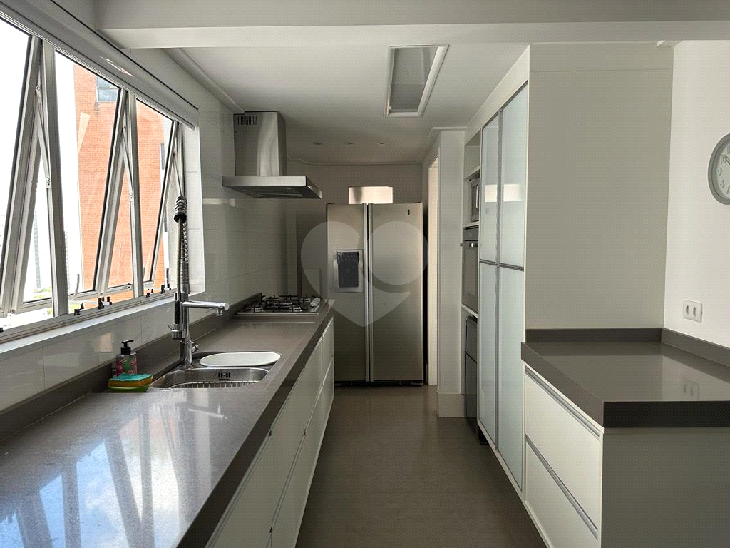 Apartamento de 2 Suítes  em Moema