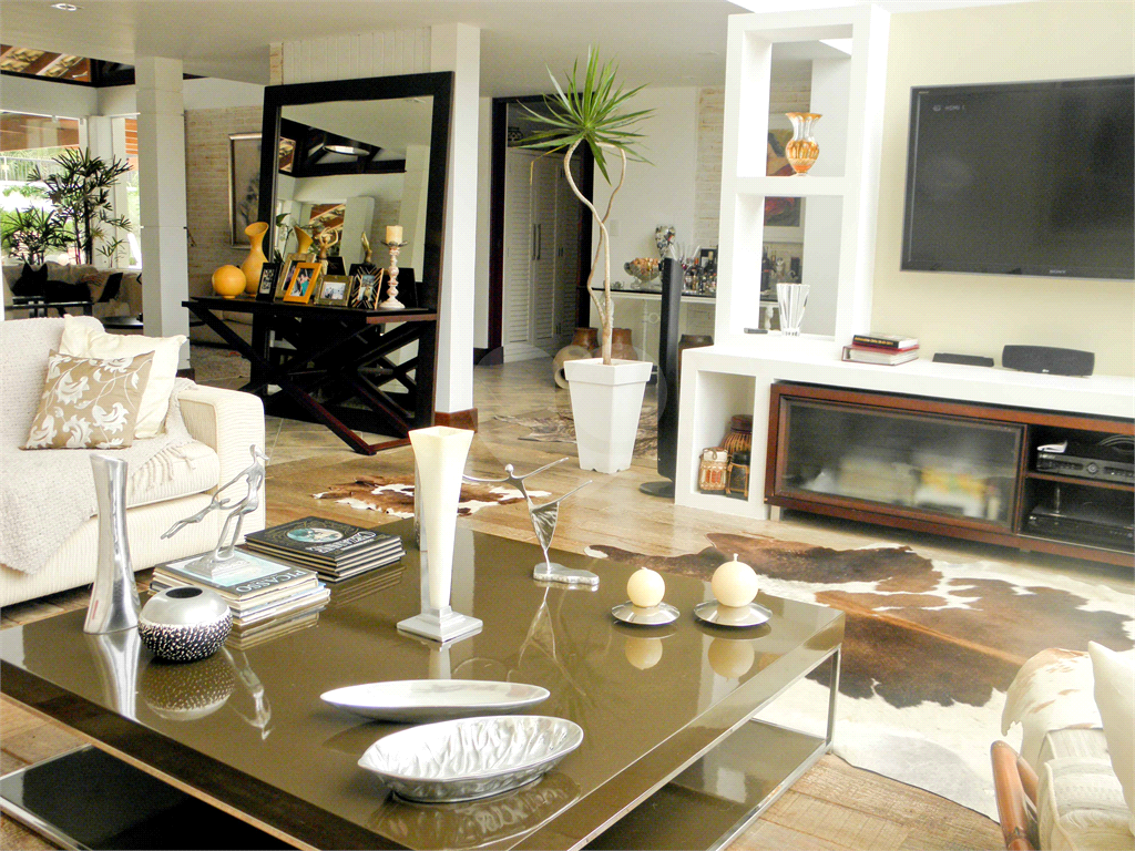 Casa à Venda Alto Padrão em Itanhaém, 4 suítes, closet, piscina, sauna, ateliê, varanda gourmet