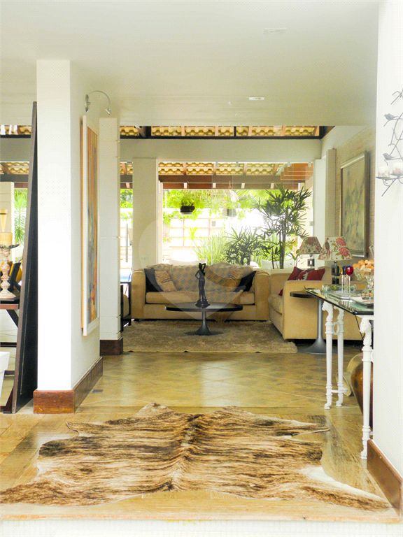 Casa à Venda Alto Padrão em Itanhaém, 4 suítes, closet, piscina, sauna, ateliê, varanda gourmet