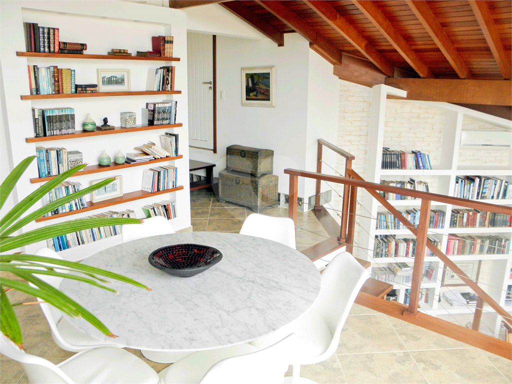 Casa à Venda Alto Padrão em Itanhaém, 4 suítes, closet, piscina, sauna, ateliê, varanda gourmet