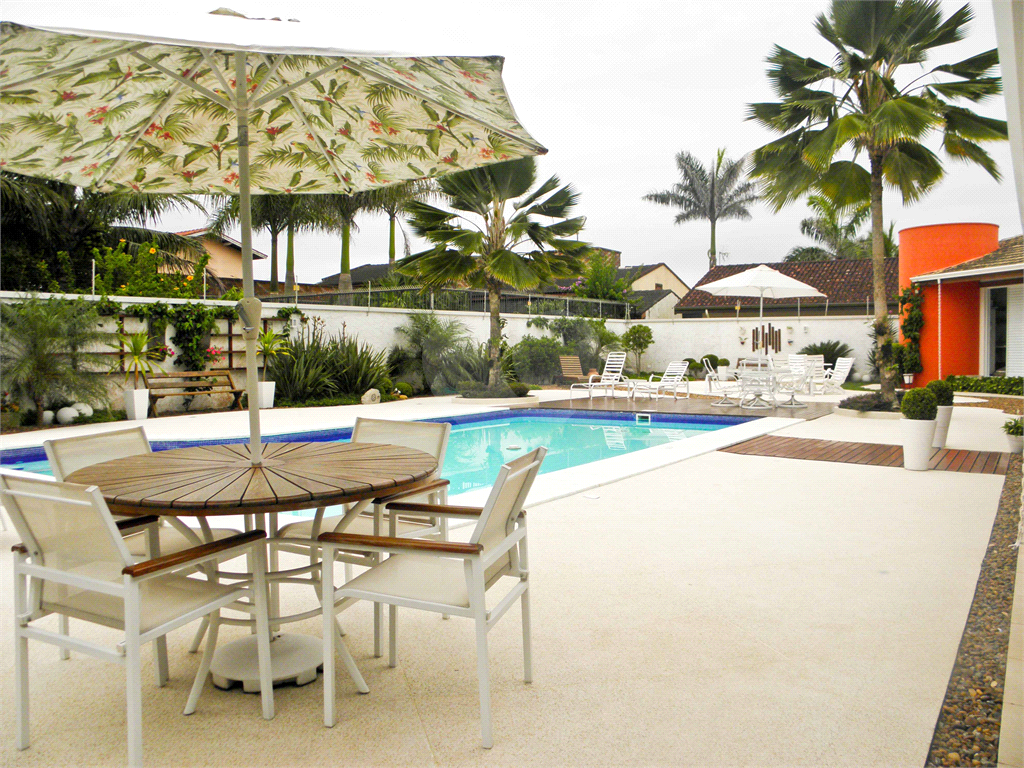 Casa à Venda Alto Padrão em Itanhaém, 4 suítes, closet, piscina, sauna, ateliê, varanda gourmet