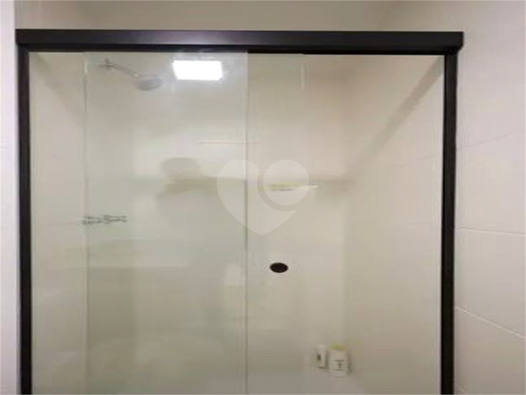 Apto 3 dorm. Sendo 1 suite e 1 banheiro uso comum. Reformado e mobiliado.