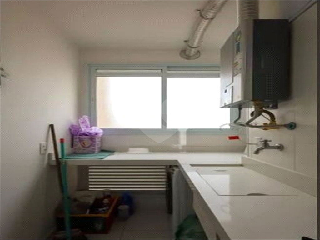 Apto 3 dorm. Sendo 1 suite e 1 banheiro uso comum. Reformado e mobiliado.