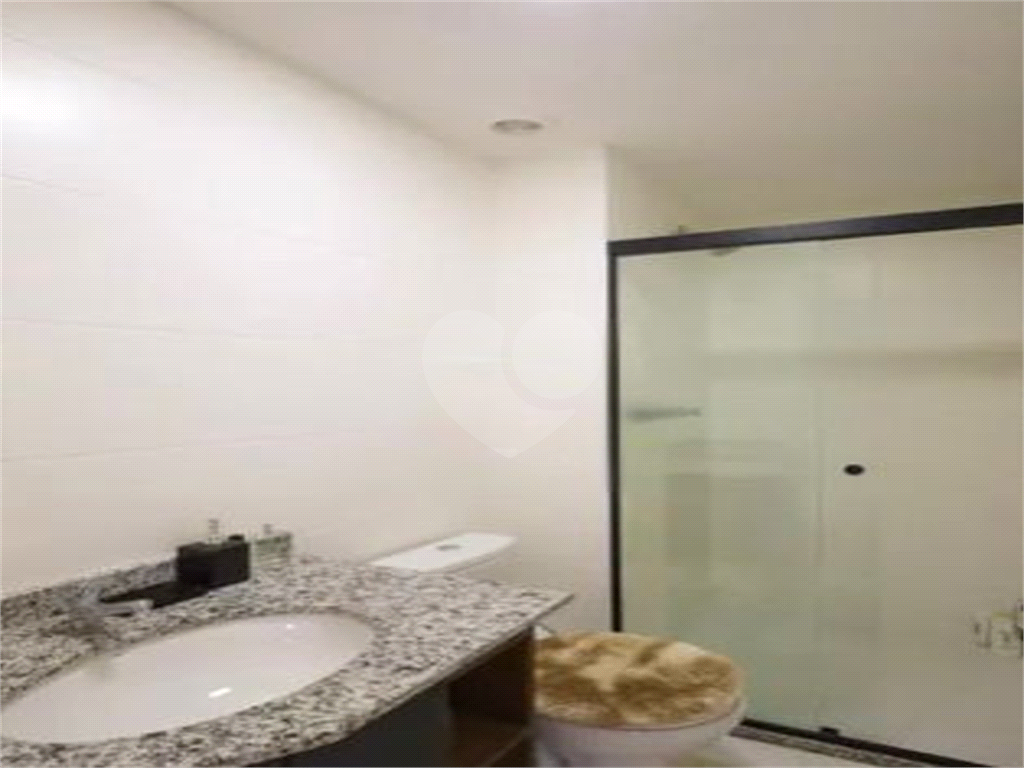 Apto 3 dorm. Sendo 1 suite e 1 banheiro uso comum. Reformado e mobiliado.