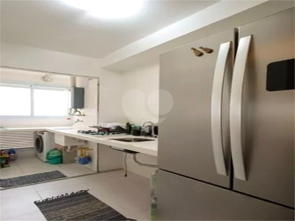 Apto 3 dorm. Sendo 1 suite e 1 banheiro uso comum. Reformado e mobiliado.