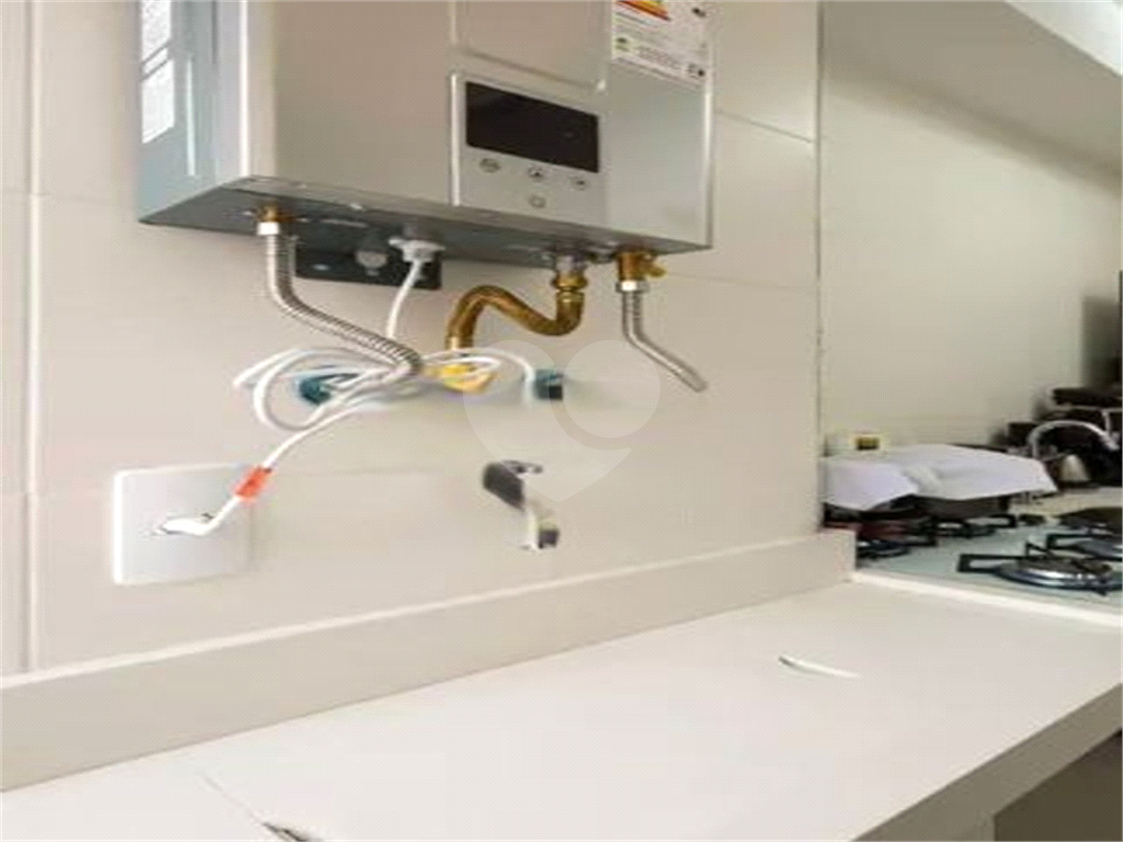 Apto 3 dorm. Sendo 1 suite e 1 banheiro uso comum. Reformado e mobiliado.