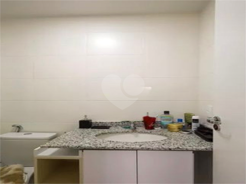 Apto 3 dorm. Sendo 1 suite e 1 banheiro uso comum. Reformado e mobiliado.