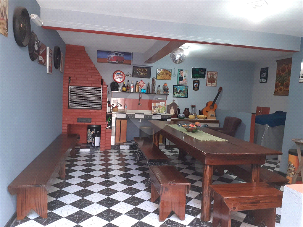 Espetacular sobrado com 6 metros de frente × 28 de fundos, fica a 300 metrô Santana,