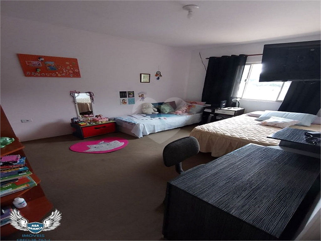 Sobrado com quatro dormitórios e seis vagas e mais duas casas para renda. 