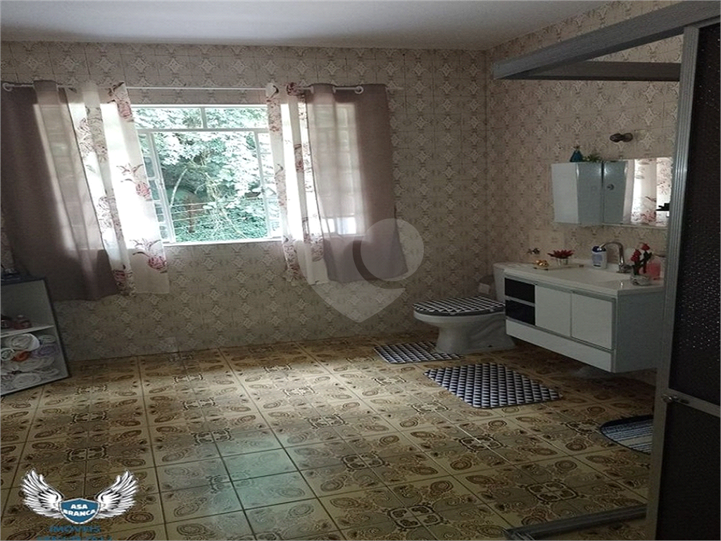 Sobrado com quatro dormitórios e seis vagas e mais duas casas para renda. 