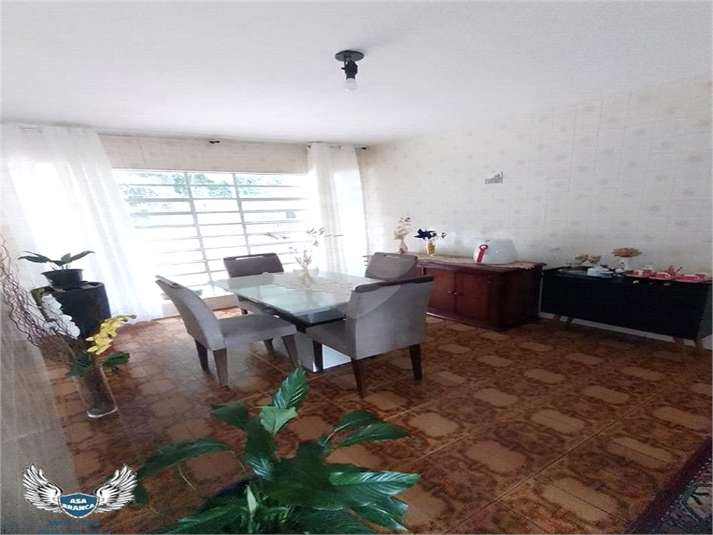 Sobrado com quatro dormitórios e seis vagas e mais duas casas para renda. 