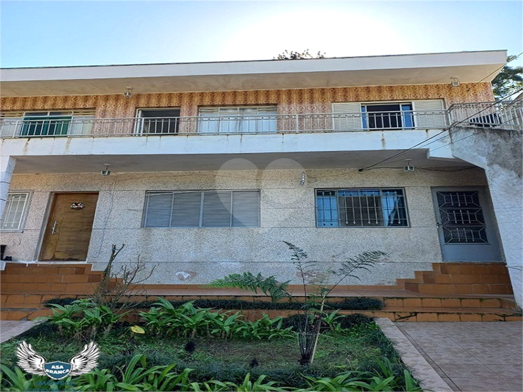 Sobrado com quatro dormitórios e seis vagas e mais duas casas para renda. 