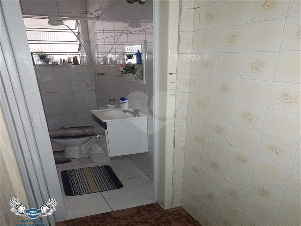 Sobrado com quatro dormitórios e seis vagas e mais duas casas para renda. 