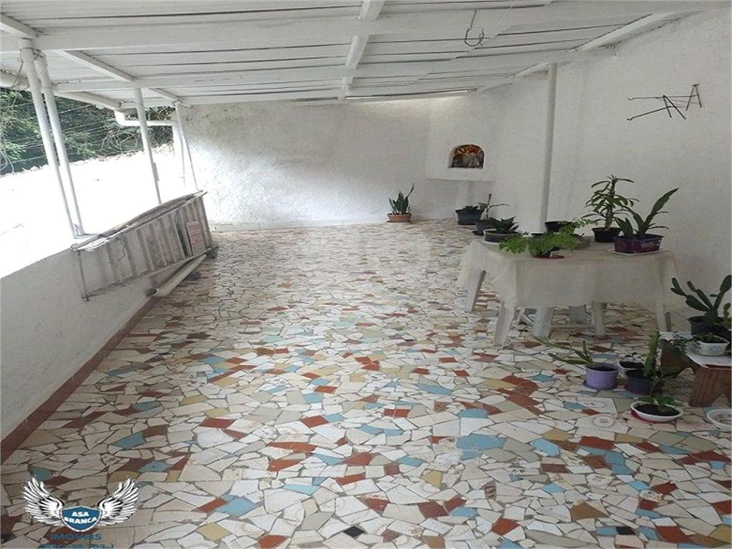 Sobrado com quatro dormitórios e seis vagas e mais duas casas para renda. 