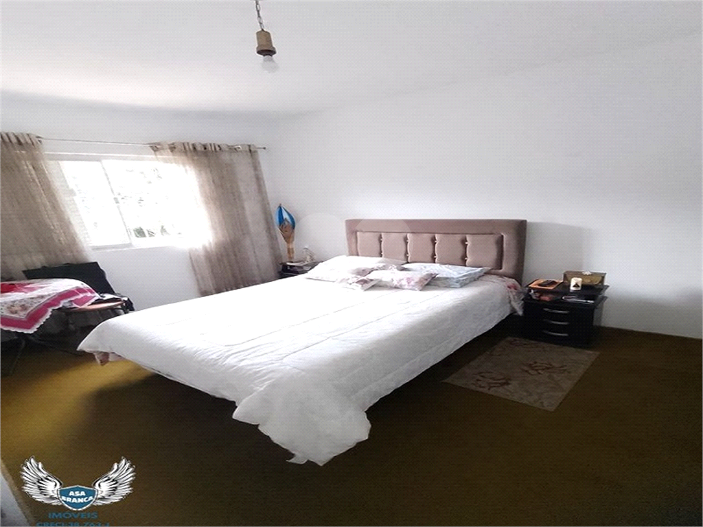 Sobrado com quatro dormitórios e seis vagas e mais duas casas para renda. 