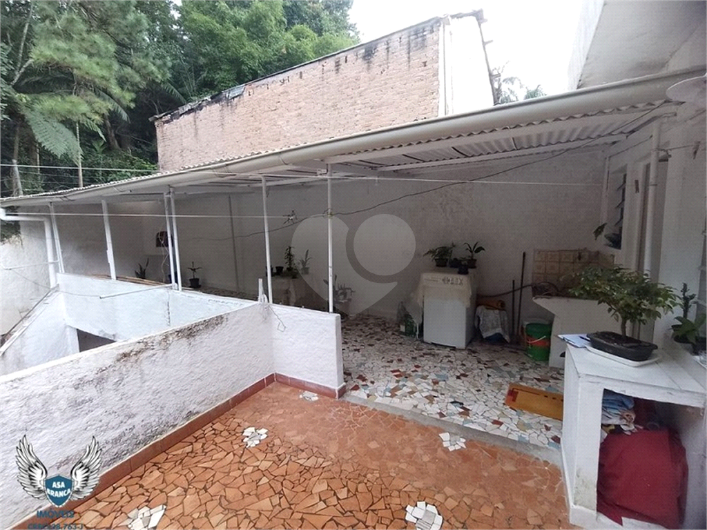 Sobrado com quatro dormitórios e seis vagas e mais duas casas para renda. 