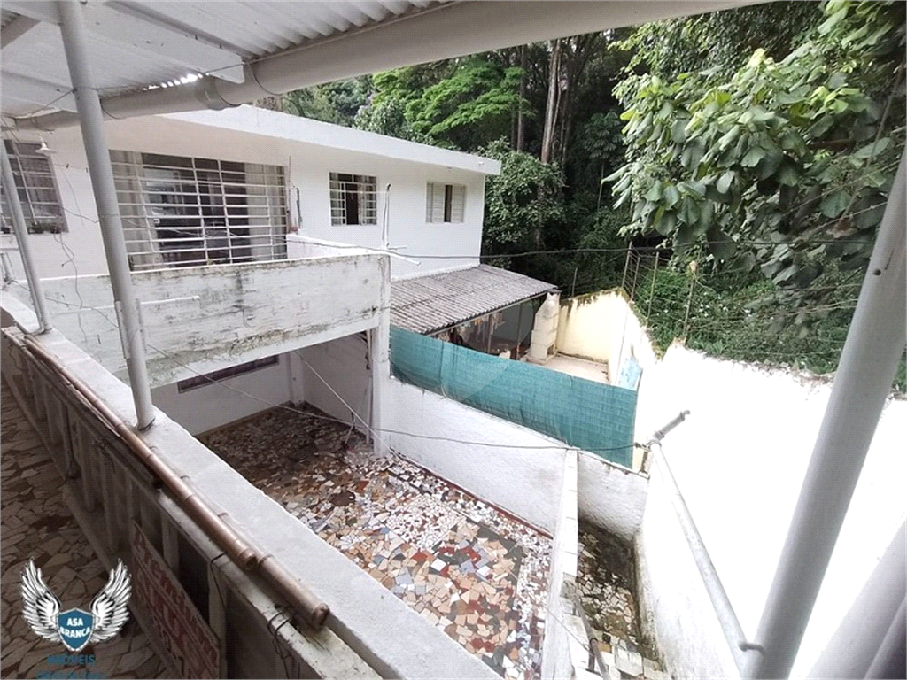 Sobrado com quatro dormitórios e seis vagas e mais duas casas para renda. 