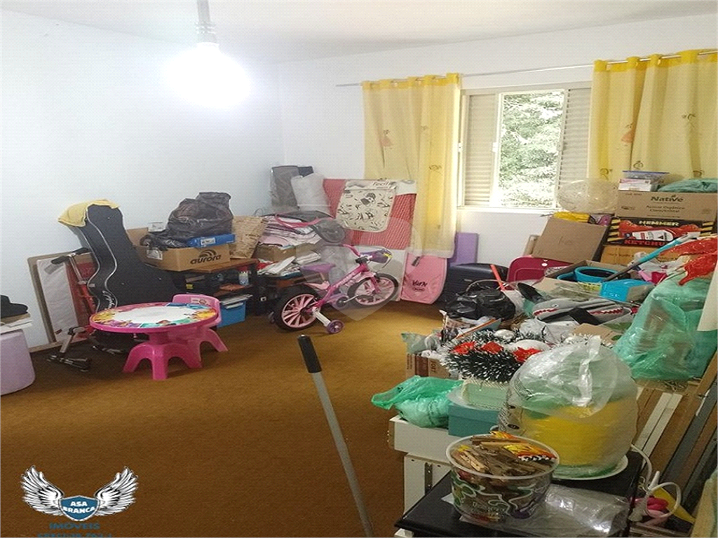 Sobrado com quatro dormitórios e seis vagas e mais duas casas para renda. 