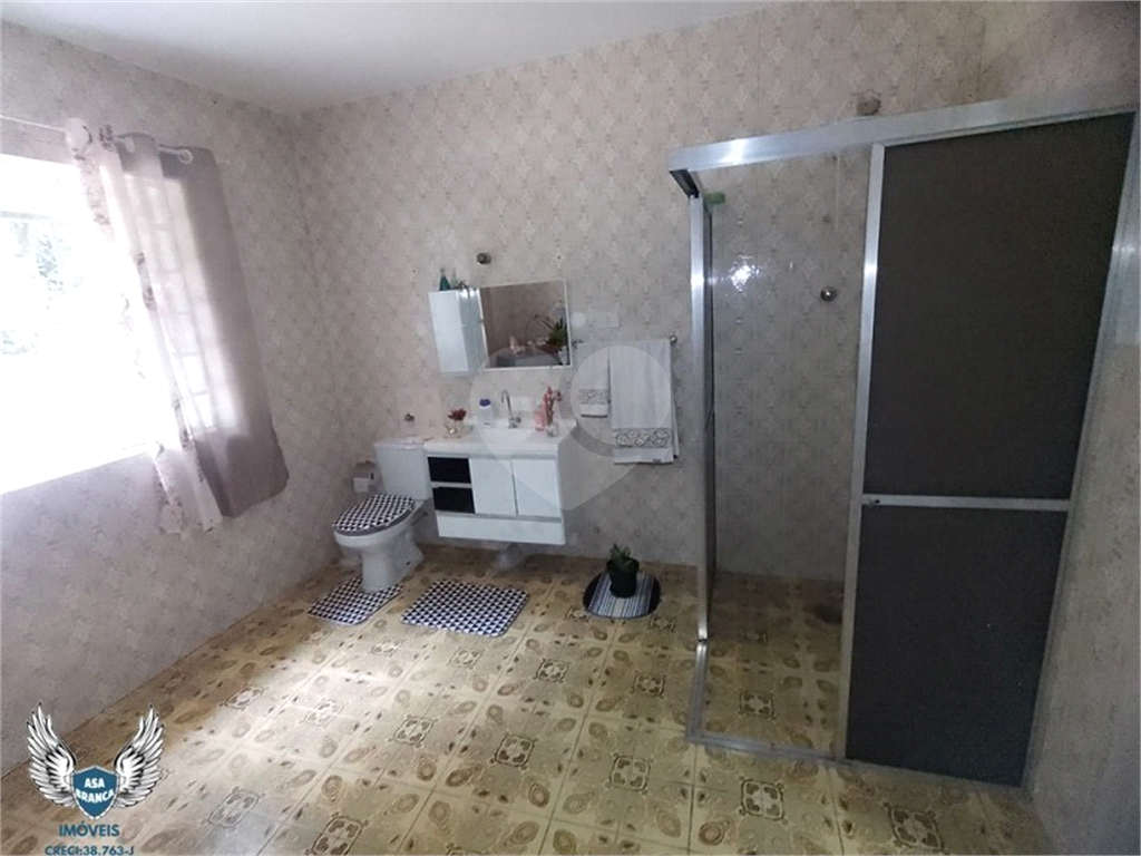 Sobrado com quatro dormitórios e seis vagas e mais duas casas para renda. 