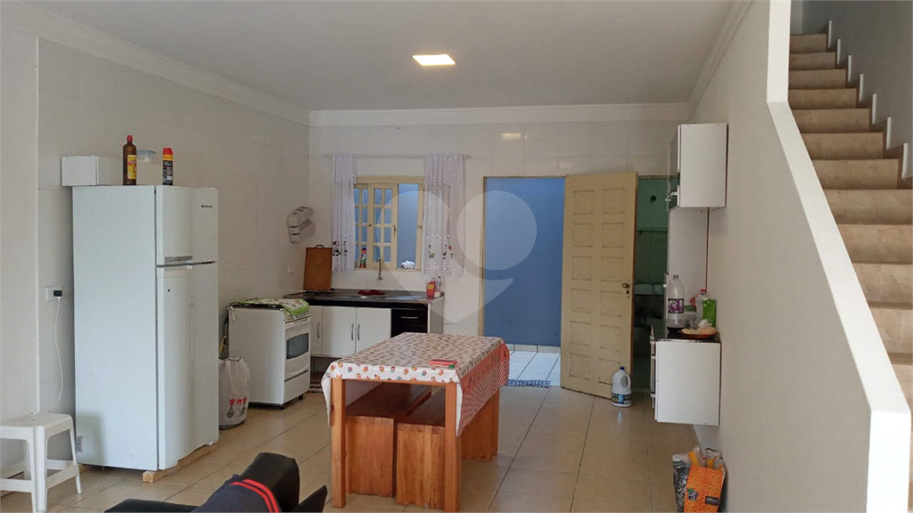 Excelente Sobrado em Mongaguá, 02 dormitórios, sala para 2 ambientes e quintal