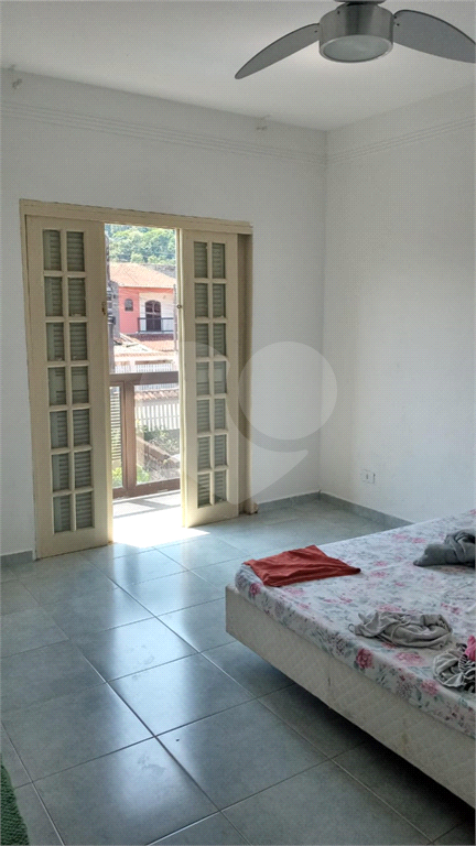 Excelente Sobrado em Mongaguá, 02 dormitórios, sala para 2 ambientes e quintal