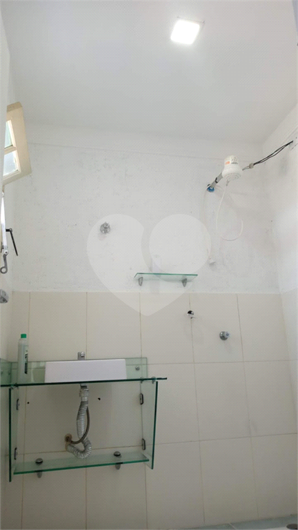 Excelente Sobrado em Mongaguá, 02 dormitórios, sala para 2 ambientes e quintal
