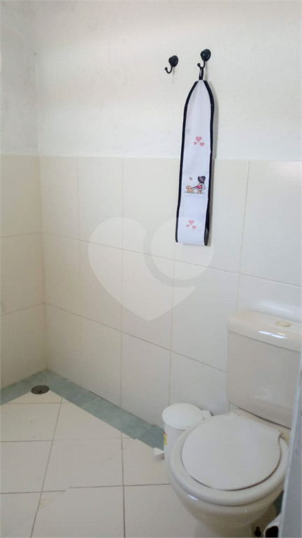 Excelente Sobrado em Mongaguá, 02 dormitórios, sala para 2 ambientes e quintal