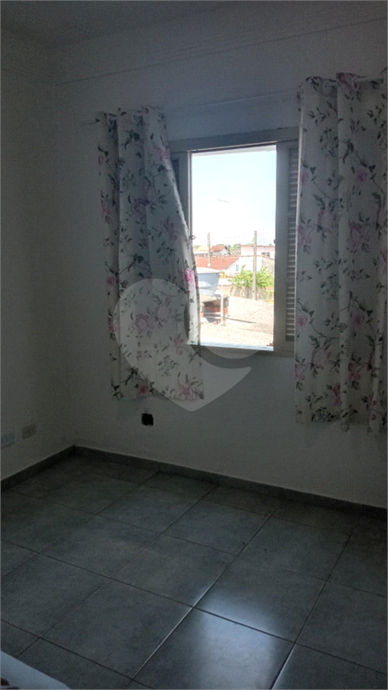 Excelente Sobrado em Mongaguá, 02 dormitórios, sala para 2 ambientes e quintal