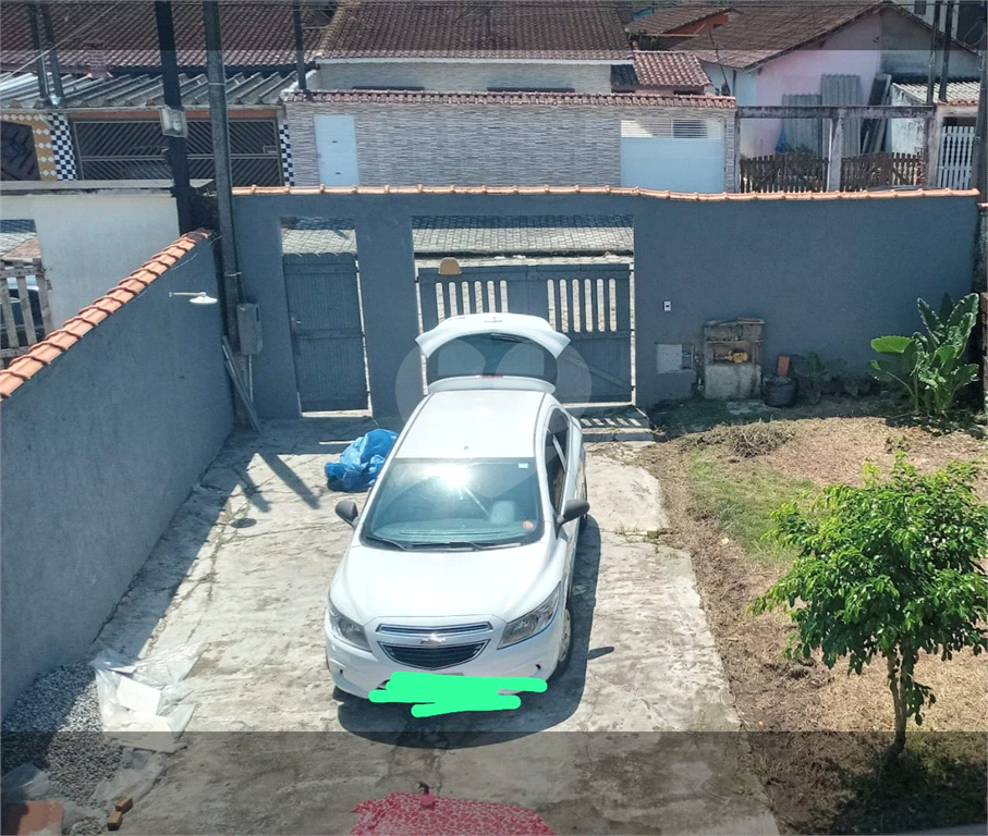 Excelente Sobrado em Mongaguá, 02 dormitórios, sala para 2 ambientes e quintal