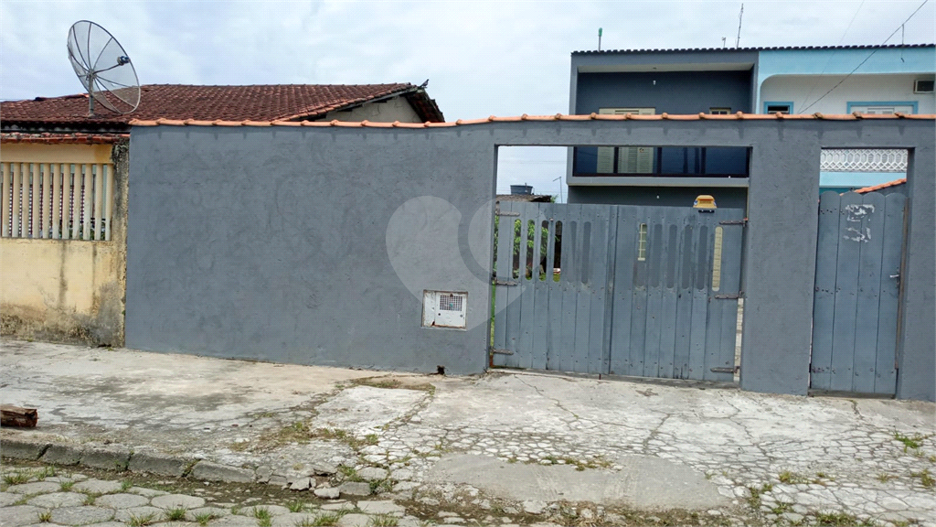 Excelente Sobrado em Mongaguá, 02 dormitórios, sala para 2 ambientes e quintal