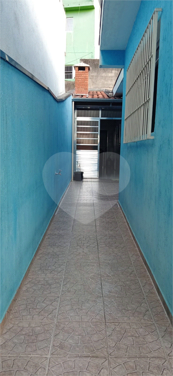 Casa térrea  com 2 dormitórios, sala, cozinha, banheiro e lavanderia com churrasqueira no quintal 