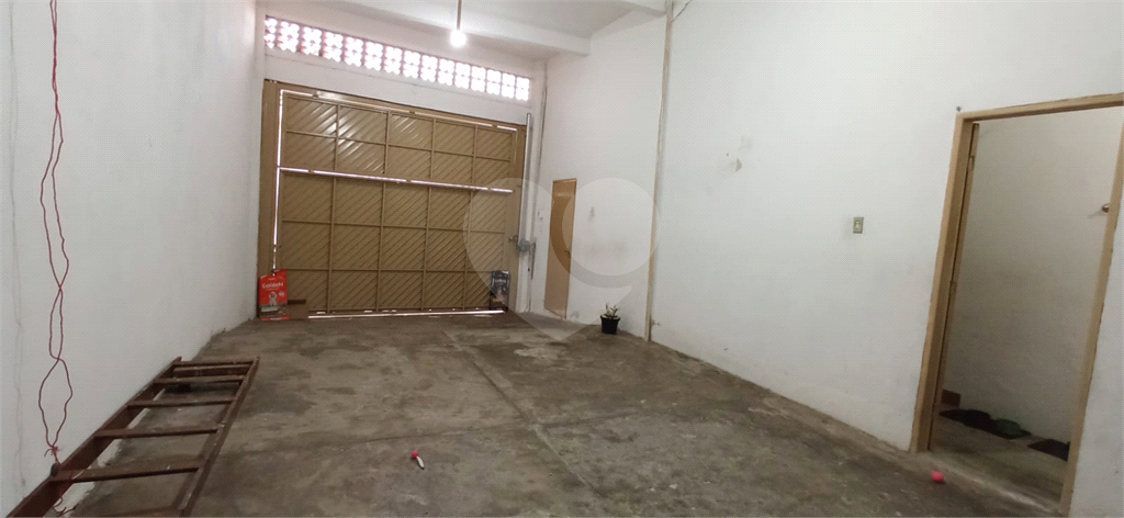Casa térrea  com 2 dormitórios, sala, cozinha, banheiro e lavanderia com churrasqueira no quintal 
