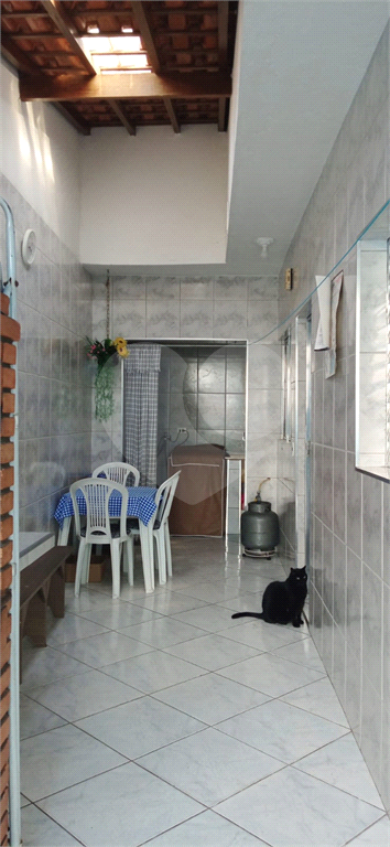 Casa térrea  com 2 dormitórios, sala, cozinha, banheiro e lavanderia com churrasqueira no quintal 