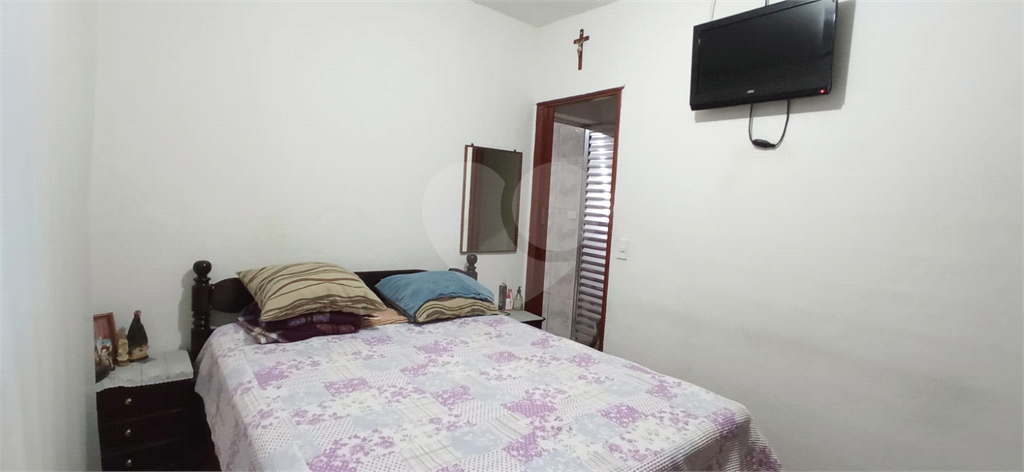 Casa térrea  com 2 dormitórios, sala, cozinha, banheiro e lavanderia com churrasqueira no quintal 