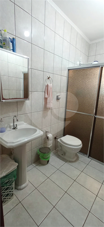 Casa térrea  com 2 dormitórios, sala, cozinha, banheiro e lavanderia com churrasqueira no quintal 