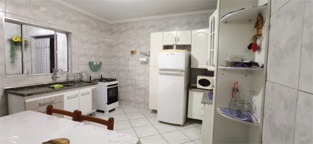 Casa térrea  com 2 dormitórios, sala, cozinha, banheiro e lavanderia com churrasqueira no quintal 