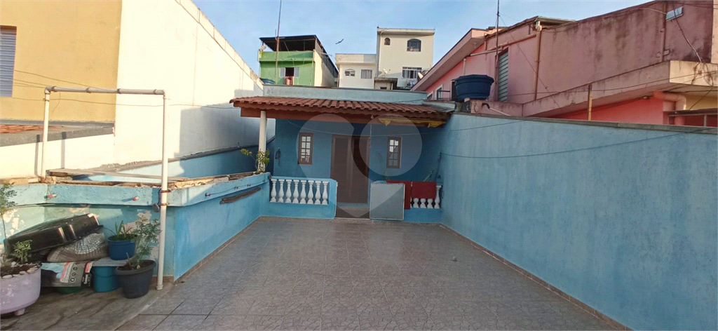 Casa térrea  com 2 dormitórios, sala, cozinha, banheiro e lavanderia com churrasqueira no quintal 