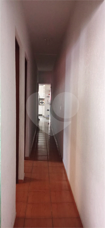 Casa térrea  com 2 dormitórios, sala, cozinha, banheiro e lavanderia com churrasqueira no quintal 
