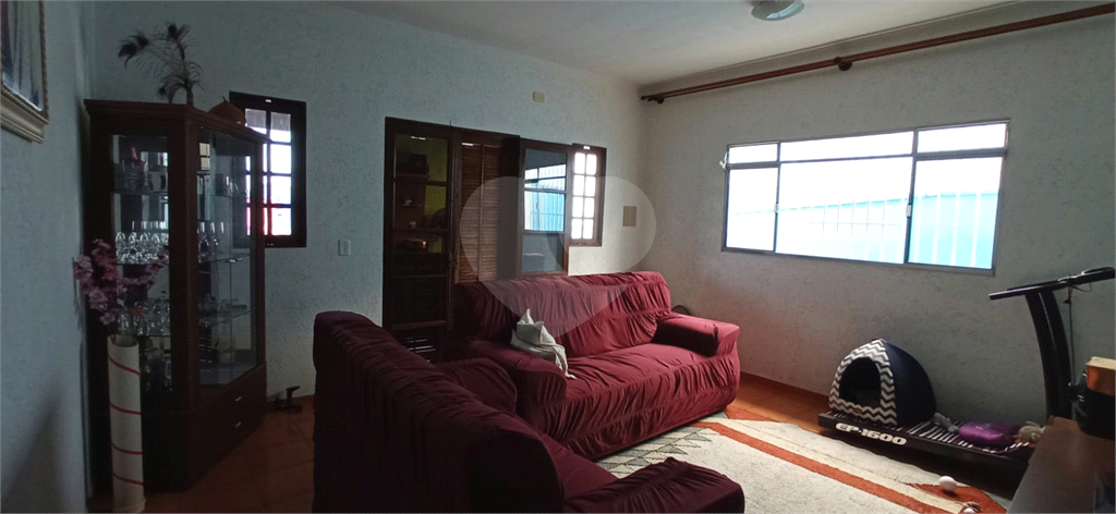 Casa térrea  com 2 dormitórios, sala, cozinha, banheiro e lavanderia com churrasqueira no quintal 